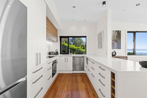 Geladeira, micro-ondas, cooktop, lava-louças