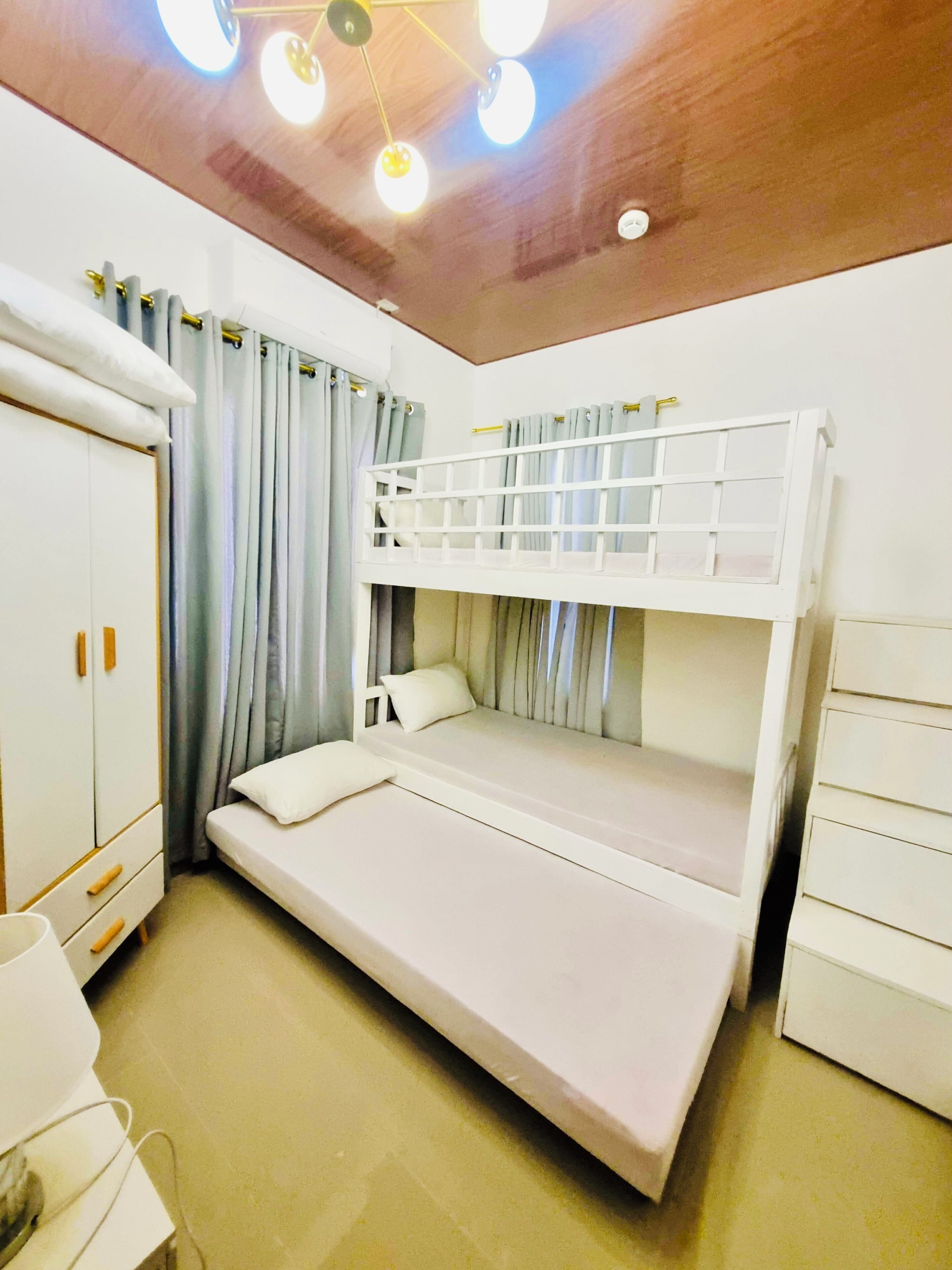3 habitaciones, tabla de planchar con plancha, wifi y ropa de cama 