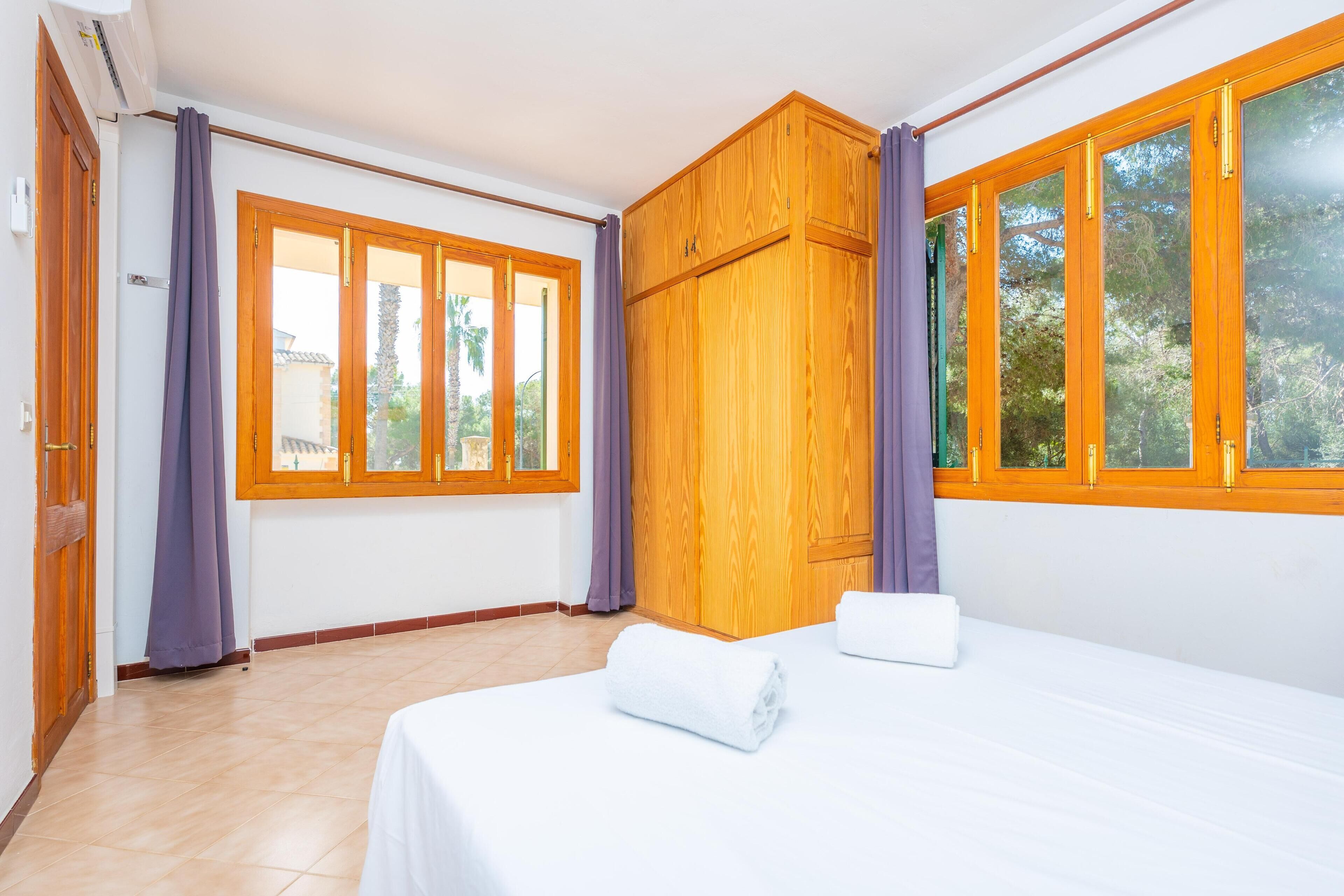 6 bedrooms, iron/ironing board, free WiFi, bed sheets