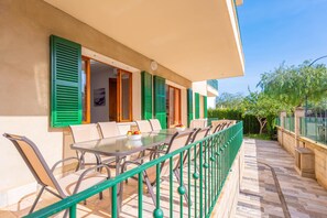 Outdoor dining - CAN BLAU (PORTOCRISTO) - Beautiful village house 10 minutes from the beach with free WiFi (Manacor)