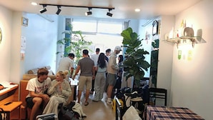 A hotel lobby with a seating area, a piano, and a large plant. - Yên hostel (Cam Ly - Da Lat)