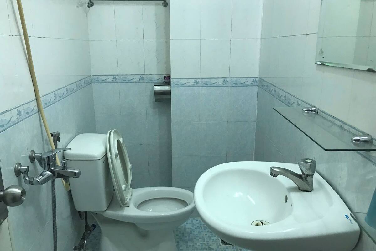 Basic Double Room Single Use | Bathroom