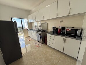 Fridge, microwave, oven, stovetop - FamilyNest Kilimani with Gym, Heatedpool n/r Yaya, ChinaCity, Malls, Restaurants (Nairobi)