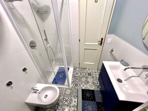 Shower, bidet - Three-room apartment Antonella with sea view, a/c and p. auto (Numana)