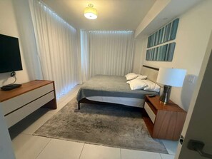 Een strijkplank/strijkijzer, wifi, beddengoed