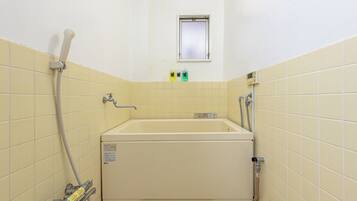 Comfort Apartment | Bathroom | Free toiletries, hair dryer, towels, shampoo