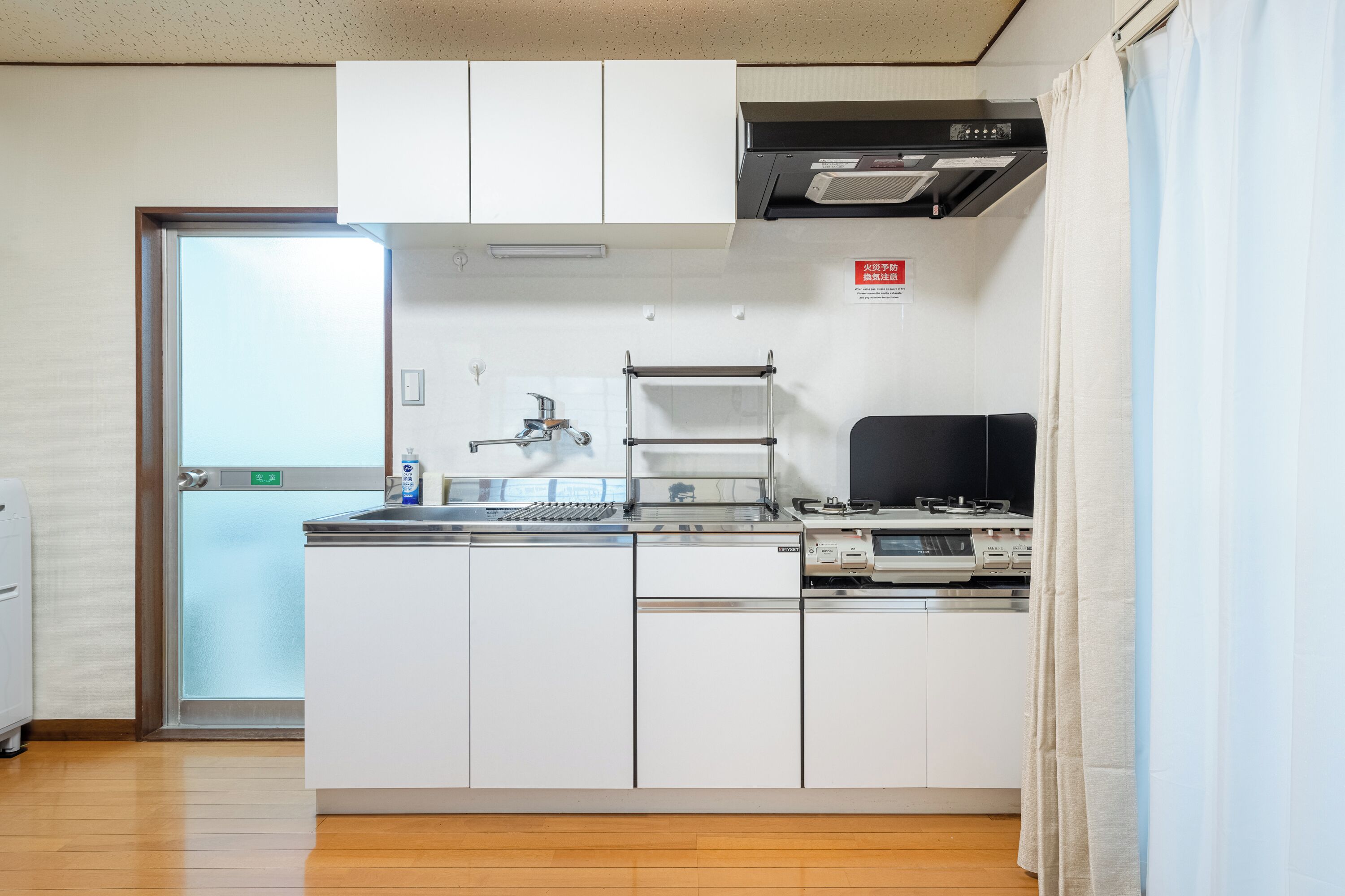 Fridge, microwave, stovetop, cookware/dishes/utensils