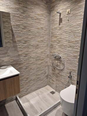 Shower, hair dryer, bidet, towels - Torre Agetria Blacherna (Stavri)