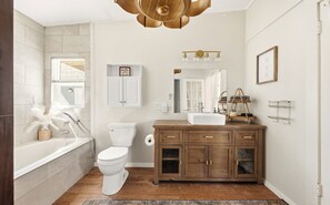 Bañera de hidromasaje, secador de pelo, toallas, jabón