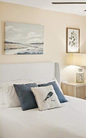 Bureau, fer et planche à repasser, Wi-Fi gratuit, draps fournis