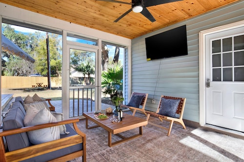 Large Southern Retreat/Hot Tub/Fire Pit/8 beds/Sleeps 14/Near Downtown & Tybee