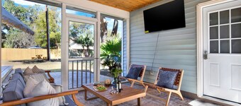 Large Southern Retreat/Hot Tub/Fire Pit/8 beds/Sleeps 14/Near Downtown & Tybee