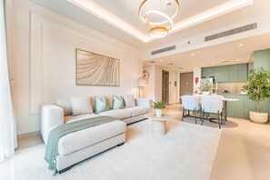 TV - Rustic 1BR Apartment, Perfect Walk to Central Park - Myrtle, Al Wasl (Dubai)