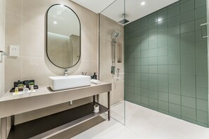 Shower, hair dryer, bidet, towels - Rustic 1BR Apartment, Perfect Walk to Central Park - Myrtle, Al Wasl (Dubai)