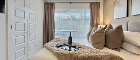 Escritorio, tabla de planchar con plancha, wifi y ropa de cama