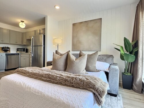 Serene Stay, Free Parking, Near Downtown Hotspots