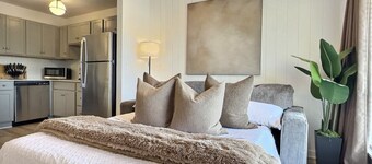 Serene Stay, Free Parking, Near Downtown Hotspots