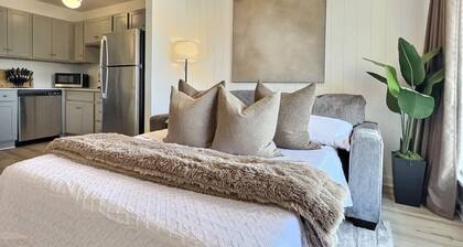 Serene Stay, Free Parking, Near Downtown Hotspots