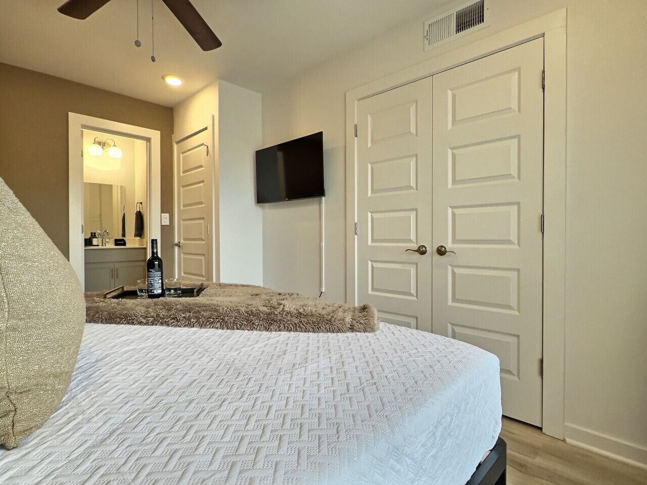 Desk, iron/ironing board, WiFi, bed sheets