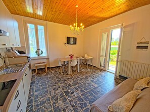 Interior - Seaside Retreat: Modern Flat w/ Garden & Bikes (Marina Dei Ronchi)