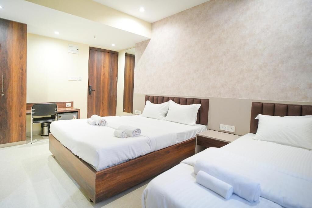 Chambre Triple Deluxe, vue ville | Coffres-forts dans les chambres, bureau, Wi-Fi gratuit