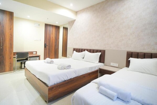 Chambre Triple Deluxe, vue ville | Coffres-forts dans les chambres, bureau, Wi-Fi gratuit