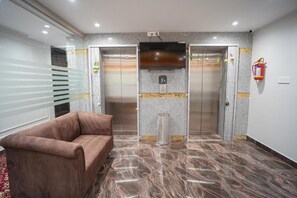 Chambre Triple Deluxe, vue ville | Intérieur