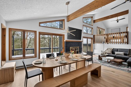 Grand Luxury 5BR Poconos Chalet Retreat Ski, Lake & Resort