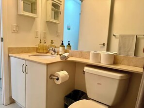 Apartment, Balkon, Stadtblick | Badezimmer | Kostenlose Toilettenartikel, Haartrockner, Handtücher, Seife