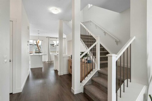 Clean & Stylish 3BR Home w/ Bonus Room Near YYC, Shopping & Downtown