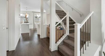 Clean & Stylish 3BR Home w/ Bonus Room Near YYC, Shopping & Downtown