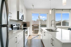 Fridge, microwave, oven, stovetop - Clean & Stylish 3BR Home w/ Bonus Room Near YYC, Shopping & Downtown (Calgary)