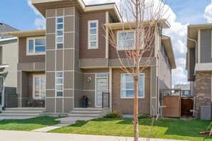 Exterior - Clean & Stylish 3BR Home w/ Bonus Room Near YYC, Shopping & Downtown (Calgary)