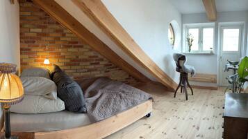 2 bedrooms, iron/ironing board, free WiFi, wheelchair access