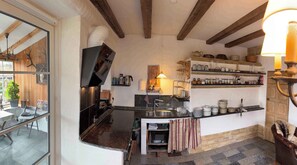 Fridge, oven, stovetop, coffee/tea maker