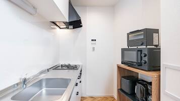 Apartment, 3 Bedrooms, Non Smoking, Private Bathroom | Private kitchen