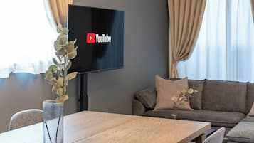 Apartment, 3 Bedrooms, Non Smoking, Private Bathroom | Dining