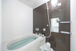 Apartment, 3 Bedrooms, Non Smoking, Private Bathroom | Bathroom