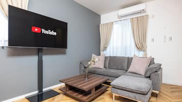 Apartment, 3 Bedrooms, Non Smoking, Private Bathroom | Living area