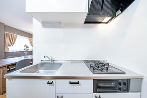 Appartement, 3 chambres, non-fumeurs, salle de bains privée | Cuisine privée | Tables à manger