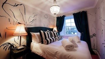 4 bedrooms, desk, iron/ironing board, free WiFi