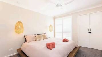 2 bedrooms, iron/ironing board, bed sheets