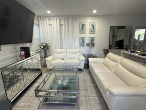 Smart TV, video library - Casa del Mar (Hollywood)