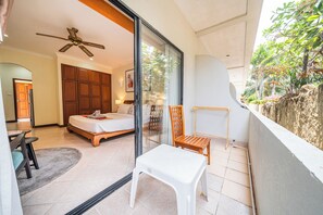 Studio, 1 King Bed, Non Smoking, Balcony | Individually decorated, laptop workspace, bed sheets - View Talay Longstay (Pattaya)