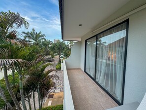 Family Quadruple Room, Multiple Beds, Non Smoking, 2 Bathrooms | Individually decorated, laptop workspace, bed sheets - VTel Suites Hotel Pattaya (Pattaya)
