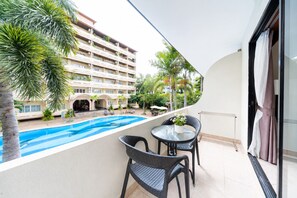 Studio, 1 King-Bett, Nichtraucher, Balkon | Individuell dekoriert, laptopgeeigneter Arbeitsplatz, Bettwäsche