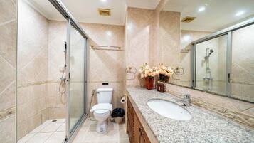 Suite Deluxe, 1 camera da letto, non fumatori, balcone | Bagno | Asciugacapelli
