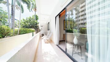 Deluxe Suite, 1 Bedroom, Non Smoking, Balcony | Individually decorated, laptop workspace, bed sheets