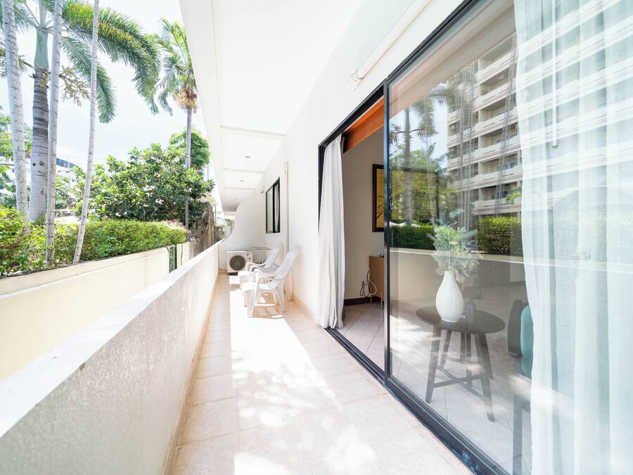 Suite Deluxe, 1 habitación, no fumadores, balcón | Espacio para trabajar con un portátil y decoración individual