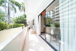 Suite Deluxe, 1 habitación, no fumadores, balcón | Espacio para trabajar con un portátil y decoración individual